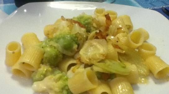 Mezze maniche cacio e pepe con broccoli e guanciale