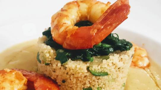 Cous cous di zucchine con salsa al curry e gamberi saltati
