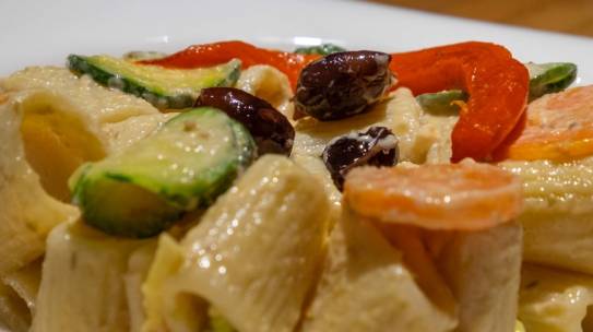 Mezze maniche, verdure estive e salsa al tonno