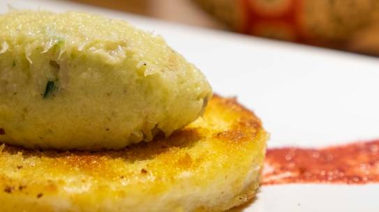 Baccalà mantecato su cotoletta di sedano rapa