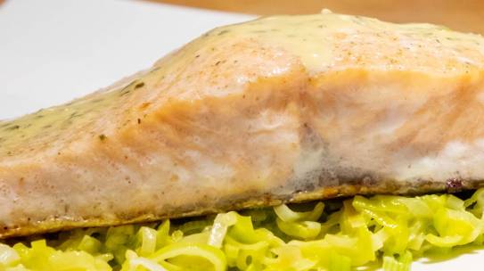 Filetto di salmone, porro e salsa olandese alle erbe