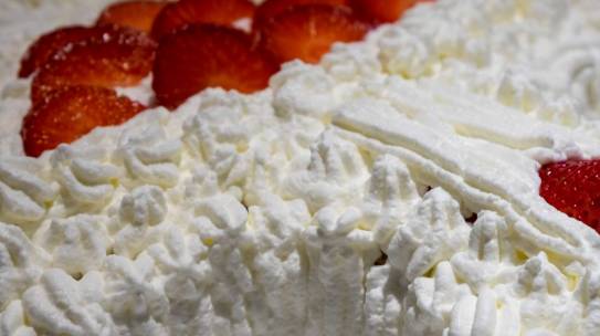 Colomba di casa nostra con fragole e panna