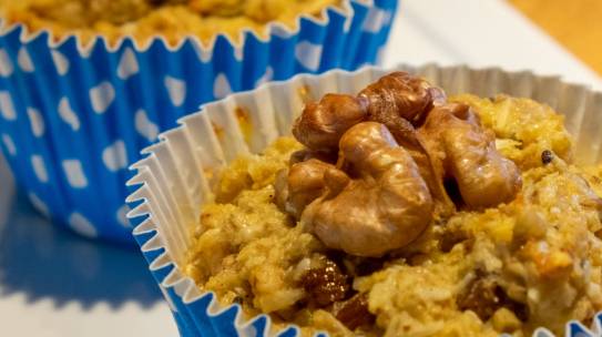 Muffin con mela, kiwi e uvetta (senza zucchero)