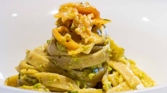 Tagliatelle al pesto di pistacchi e salmone affumicato
